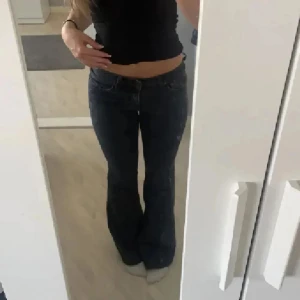Svarta bootcut jeans - As snygga svarta bootcut lågmidjade jeans🖤 super fina och i jättebra skick , säljer pga för korta och små ( 171cm ) så d skulle passa för någon kortare💞 kan gå ner i pris för snabb affär❤️‍🔥