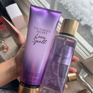 Victoria's Secret Love Spell Parfymset - Säljer ett parfymset från Victoria's Secret med doften Love Spell. Setet innehåller en fragrance mist på 250 ml och en lotion på 236 ml. Båda produkterna har en lila förpackning med guldiga detaljer och ger en fräsch och blommig doft.