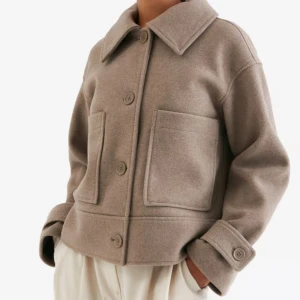 Kappa Kappahl - Jättefin mörk beige kappa från Kappahl i storlek xs. Säljer då den används för lite. Inköpt slutet av 2023 och använd fåtal gånger sen dess, som ny. Inköpt för 900kr, säljer för 700kr. Buda gärna💛