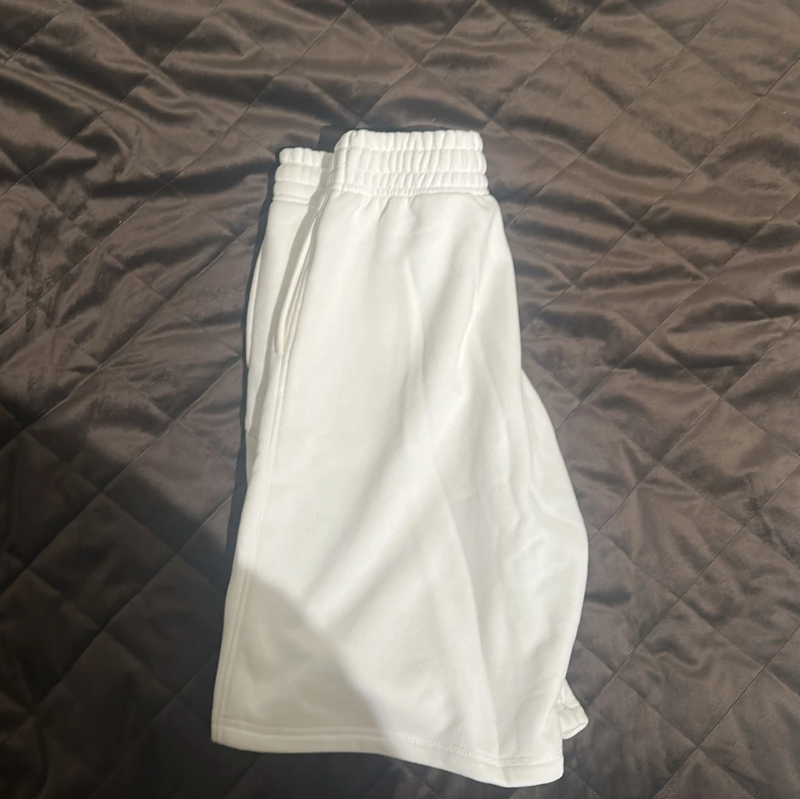 Feta baggy Vita shorts med turkos text - 1