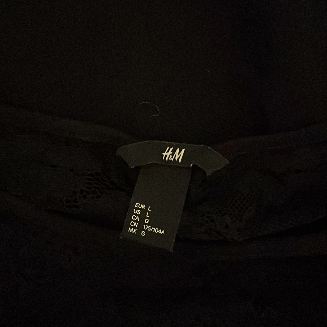 Svart topp med spetsdetaljer från H&M - 2