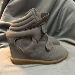 Isabel Marant liknande skor - Superfina Sneakers med kilklack som liknar Isabel Marant. De är supersnygga förutom defekten på sista bilden. De är använda så inte i nytt skick men fortfarande fina. Tveka inte på att höra av dig om du har frågor🩵