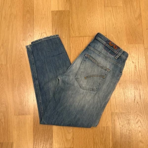 Blå jeans med slitningar - Feta Dondup jeans. Slim fit. Skriv för mer bilder. 