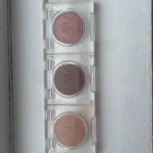 Säljer 3 ögonskuggor från CAIA - Dom är andvända bil flera tillfällen, men kommer tvätta dom så gott som jag kan. Köpte dessa för cirka 2 år sedan och använt typ 4 gånger. Säljer dessa för att jag aldrig använder dem. JAG köpte dem för typ 350-400kr tsm.