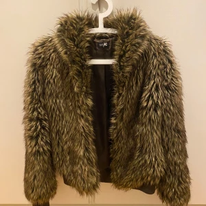 Pälsjacka - Superfin pälsjacka men tyvär för liten på mig, storlek M men sitter mer som S!