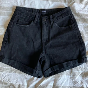 Svarta jeansshorts från Vero Moda - Säljer dessa svarta jeans shorts från Vero Moda. Endast använda 1 gång. 💕