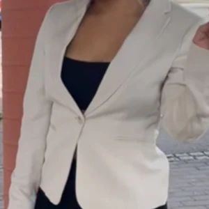 Beige Kavaj - Säljer den här fina kavajen i storlek 34, den är endast använt vid ett tillfälle. 💞