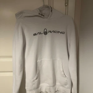 Vit Sail Racing hoodie - Säljer nu min vita Sail Racing hoodie i stolek M. Skulle säga att den är lite liten i storleken så passar även S. Den är i mycket bra skick. Tröjan har inga större defekter. Hör av er vid frågor eller fler bilder. Pris kan diskuteras