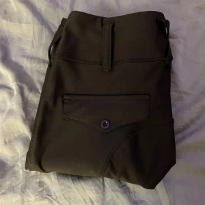 Svarta ridbyxor från Maya Delorez - Snygga svarta ridbyxor från Maya delorez. Använda en del men fortfarande i bra skick och ett pyttelitet hål på fickan, men absolut inget man tänker på. Skriv gärna till mig om du har någon fråga☺️