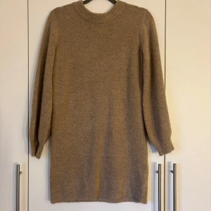 Beige/brun stickad klänning från Object - klänning från objekt i storlek S, säljer på grund av att den är stor i modellen så skulle säga att den passar bättre M/L. stretchig och skön