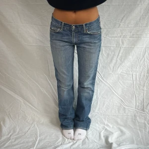 Låg midjade bootcut jeans - Super snygga lågmidjade booutcut jeans med snygg tvätt. 😍Mått på jeansen är 38 cm och innerbenslängden 75. Modellens mått: Midja 36 cm och innerbenslämgd 73cm