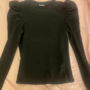 Svart tröja från JDY - Säljer en svart tröja från JDY i storlek XS. Tröjan har långa ärmar med puffiga axlar. Sitter skit snyggt på!