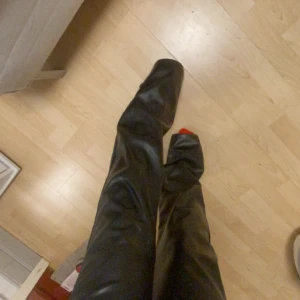 Svarta skinnbyxor från Madlady - Snygga svarta skinnbyxor från Madlady i storlek XS. Byxorna har en högmidjad passform och en stilren design som passar perfekt för en trendig look. Perfekta för att ge din outfit en edgy touch.