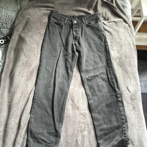 Grå jeans från Sweetsktbs - Snygga grå/svarta jeans från Sweetsktbs i modellen 'Sweet Loose Jeans'. De har en loose passform och är tillverkade i 100% bomull. Klassisk design med fem fickor och knappgylf. Strlk 38. Hmu om du är intresserad‼️💯