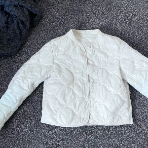 Vit/beige quiltad jacka - Fin mangojacka i storlek s, tyvärr har den lite sminkfläckar, men det går säkert bort