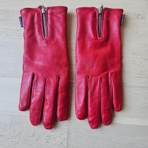 Skinnhandskar Gaucho  - Röda skinnhandskar storlek 6,1/2. Med värmande ullfoder. Använda 2-3 gånger, i mycket fint skick