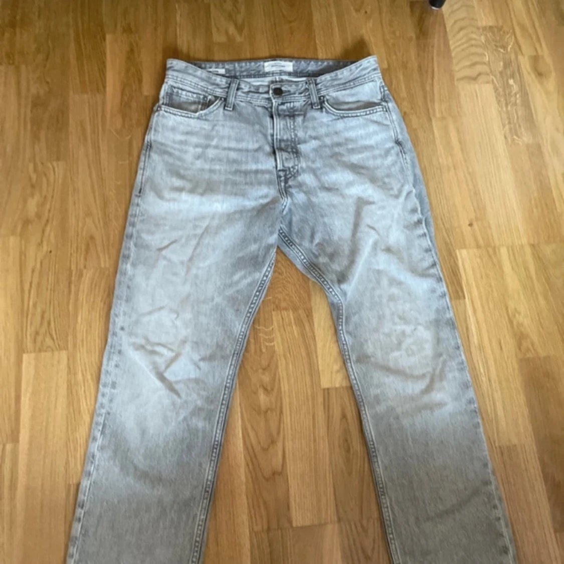 Grå jeansbyxor