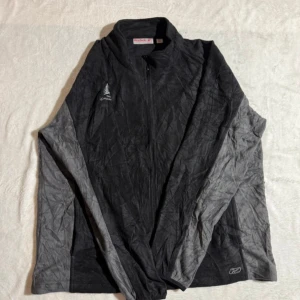 Vintage Reebok golf classic fleece  - Vintage Reebok golf classic med dragkedja. Tröjan har långa ärmar och är tillverkad i polyester. Marwin Lewis golf classic logga på armen. 