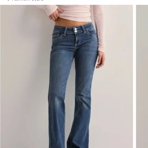 Blå bootcut jeans - Snygga blå bootcut jeans med låg midja och dubbla knappar fram. Säljer då de är för små (de är knappt använda) kom privat för egna bilder. 