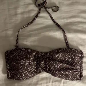 Brun prickig bikiniöverdel - Snygg brun bikiniöverdel med vita prickar och knytband i nacken. Perfekt för en dag på stranden eller vid poolen. Den har en enkel design med en bekväm passform. Bandet går även att ta bort💕
