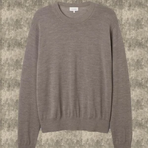 Beige merinoull tröja från Sandö - Säljer en stilren beige merinoull tröja från stenstöms, helt oanvänt med prislapp. Tröjan har en klassisk design med rund hals och långa ärmar. Perfekt för en elegant och avslappnad look.