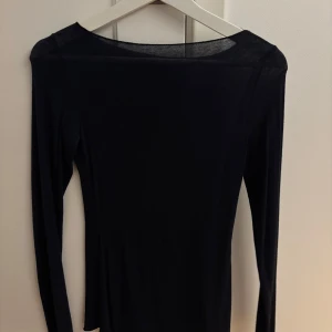 Intimissimi  - Elegant blå långärmad topp i mjuk kashmir. Perfekt för en stilren look med en bekväm passform. Passar utmärkt till både vardag och festliga tillfällen.