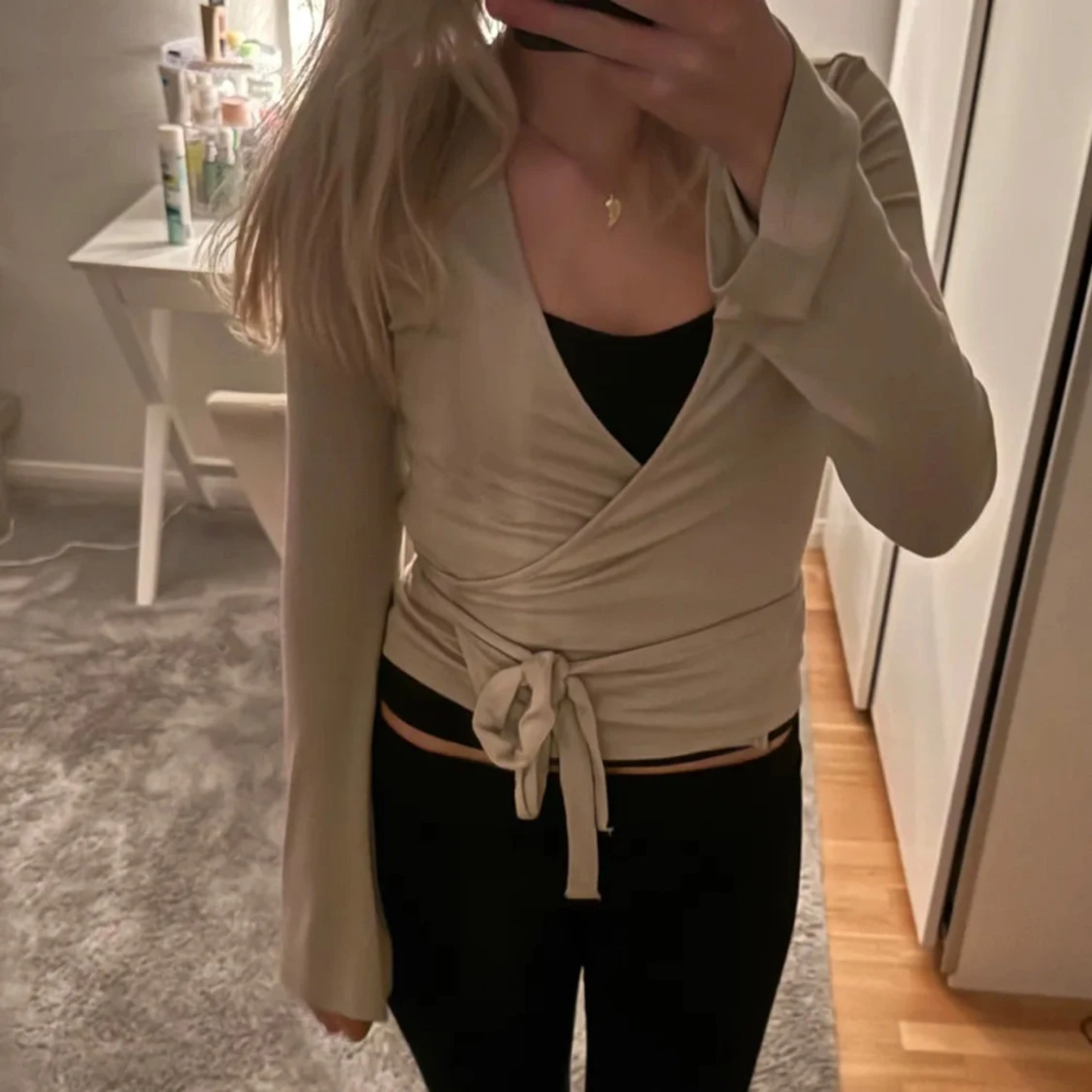 Beige omlottopp med knytband - 1