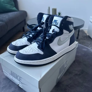 Nike Air Jordan 1 High Midnight Navy - Säljer dessa Jordan 1 Retro High CO.JP Midnight Navy. Köpta från stockx allt OG finns. Fint skick men finns spår av användning. Priset är inte satt i sten 