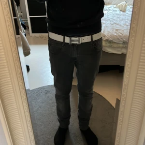 Grå Replay  jeans - Snygga grå Replay Hyperflex jeans med en modern look. De har en klassisk femficksdesign och en bekväm passform. Perfekta för en stilren vardagsoutfit.