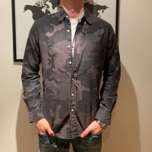 Ralph Lauren overshirt - Tvär fet overshirt skjorta från Ralph lauren. Kamouflage mönstret ger dig en helt unik design. Fetare overshirt hittar du inte. Modellen är 180 och väger 81 kg. Hör av er vid frågor || MVH