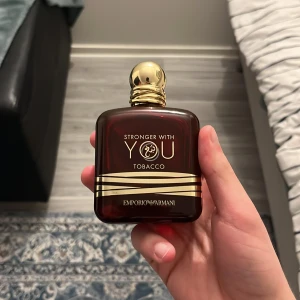 Stronger With You Tobacco från Emporio Armani - Säljer en elegant parfymflaska av märket Emporio Armani, 'Stronger With You Tobacco'. Perfymen har 90/100 ml och passar perfekt för alla tobacco älskare. Skicka gärna prisförslag!!