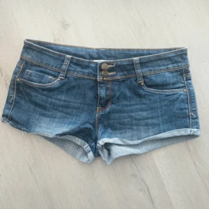 low rise jeans shorts  - Snygga blå jeansshorts med låg midja💗 passar M.                                                          Kan mötas i Stockholm eller skicka🤗