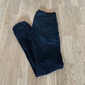 Mörkblå jeans från Lee - Väldigt mörkblåa jeans från märket Lee. Storlek W32 L34 och är slim fit. 