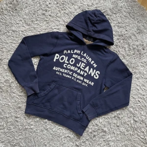 Ralph Lauren hoodie  - Säljer denna riktigt snygga och unika Raffe hoodien! | Riktigt fint skick har inge direkta tecken på användning! | Storlek S. | Ställ gärna frågor innan du köper!