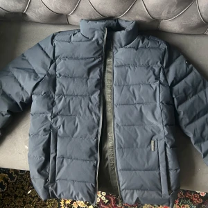 Mörkblå pufferjacka från Didriksons - Perfekta jackan för höst, varm och skönt samt stilig. (Priset kan diskuteras vid snabb affär).