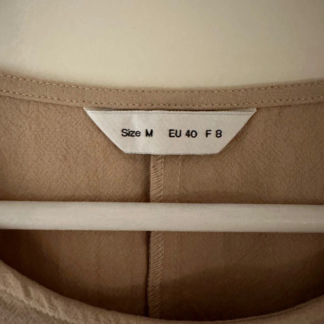 Helt ny beige klänning  - 1