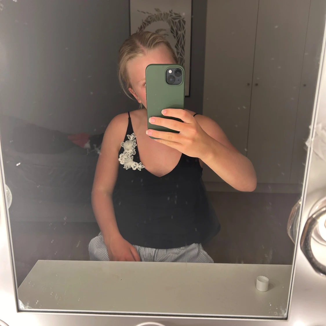 Svart linne med blommig spetsdetalj - 1