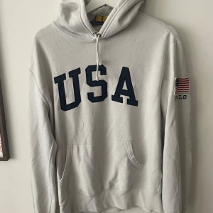 Vit hoodie från Polo Ralph Lauren - Säljer en vit hoodie från Polo Ralph Lauren. Storlek M. I använt skick. Köpt i USA för några år sedan.