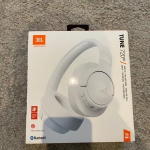 JBL hörlurar  - Säljer dessa oanvända jbl hörlura. Hörlurarna kommer med en laddare. Ny pris: 790, mitt pris: 590💗