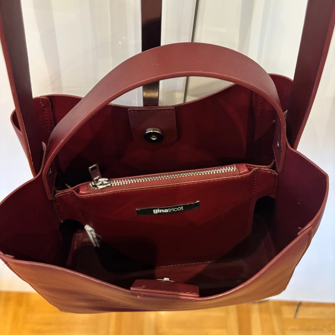 Vinröd axelväska från Gina Tricot - 2