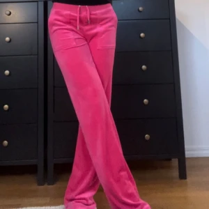 juicy  couture byxor Rosa - Snygga rosa mjukisbyxor med snörning i midjan och fickor både fram och bak. Storlek xxs
