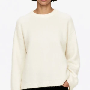 Arket tröja  - Vit skit snygg arket tröja!! Kan gå ner i pris vid snabb affär! 