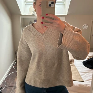 Beige stickad tröja från Weekday - Säljer en mysig beige stickad tröja från Weekday. Tröjan är i storlek XS men den funkar som S! Den är väldigt skön och är perfekt nu på våren!