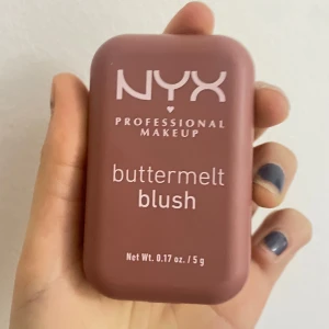Buttermelt Blush från NYX Professional Makeup - Säljer en Buttermelt Blush från NYX Professional Makeup. Den kommer i en kompakt förpackning. Säljer den då jag beställde fel färg. Endast provad 2 gånger. Tappade den en gång och den gick sönder i hörnet utöver det så funkar den som vanligt