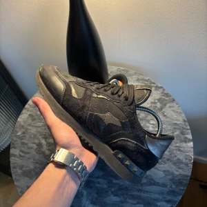 Valentino rockrunners|40,5 - Valentino rockrunners, riktigt feta och perfekt för både vinter och sommar! ☑️Äkta ⭐Fint skick 📏Storlek 39,5 fits 40,5 🤝Hör av dig vid minsta fundering!