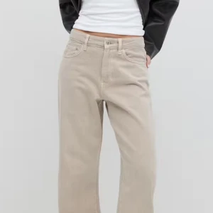 Perfect wide jeans beige Ginatricot  - Ljusare än min bild) Säljer dessa nya slutsålda jeans från Ginatricot, Midwaist. Använda ca 4 gånger. Passar 38 och 40 beroende på vilken passform man vill ha. Nypris 500