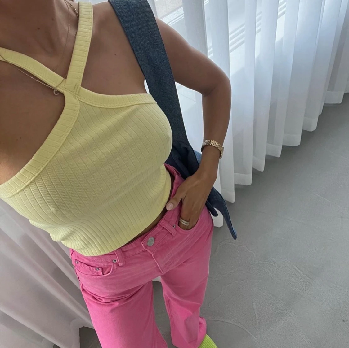 Gul ribbad oneshoulder topp