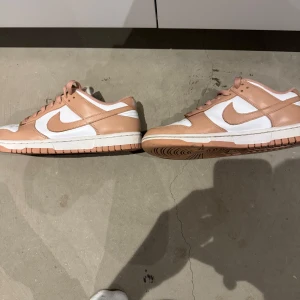 Nike dunk low harvest moon - Ny skick nästan aldrig använda, storlek 40.          Ny pris 1800. Köpt på Nike i stockholm.