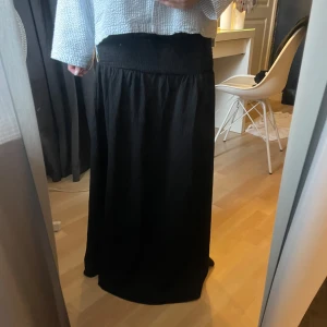 Långkjol/klänning  - Svart klänning från HM. Funkar även som kjol. Aldrig använd, lappen kvar. 🖤🤍storlek S. 