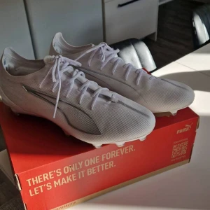 Puma Ultra 5 Ultimate FG White Pack - Puma Ultra 5 Ultimate FG i vit färg, designade för spel på naturgräsplaner. Använda i 20 minuter sedan inget mer så helt nya. Om du är sugen på och köpa så hör av dig så fort som möjligt.!